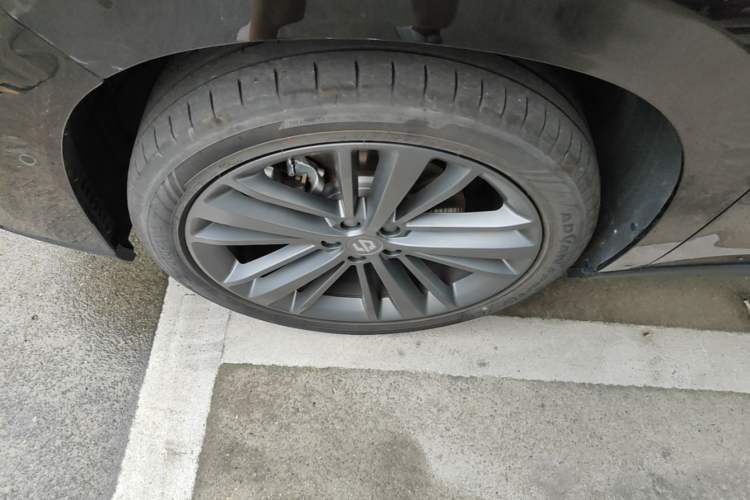 Used Leapmotor C16 2026 Extended-Range 280 LiDAR Zhizun Edition 6 Seats Left Front Wheel Hub