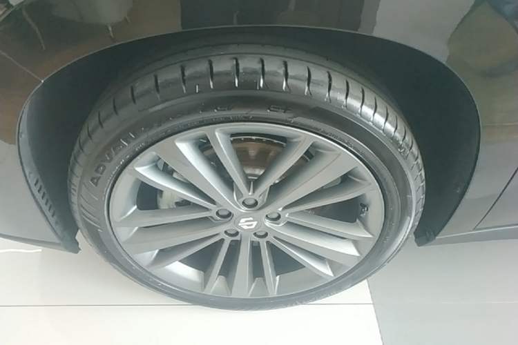Used Leapmotor C16 2026 Extended-Range 280 LiDAR Zhizun Edition 6 Seats Left Front Wheel Hub