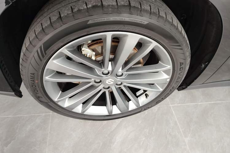 Used Leapmotor C16 2026 Extended-Range 280 LiDAR Zhizun Edition 6 Seats Left Front Wheel Hub