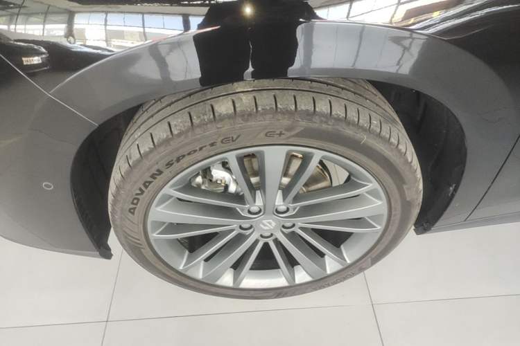 Used Leapmotor C16 2026 Extended-Range 280 LiDAR Zhizun Edition 6 Seats Left Front Wheel Hub