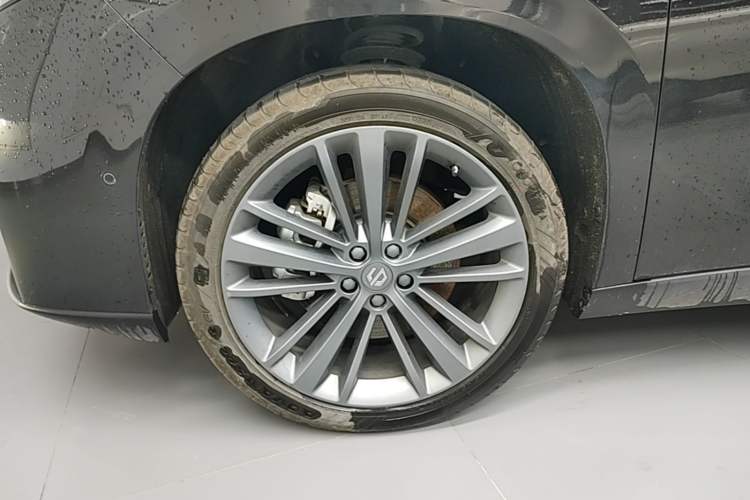 Used Leapmotor C16 2026 Extended-Range 280 LiDAR Zhizun Edition 6 Seats Left Front Wheel Hub