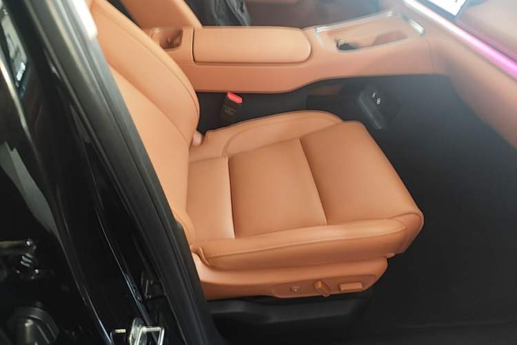 Used Leapmotor C16 2026 Extended-Range 280 LiDAR Zhizun Edition 6 Seats Right Front Seat