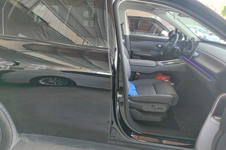 Used Leapmotor C16 2026 Extended-Range 280 LiDAR Zhizun Edition 6 Seats Right Front Seat