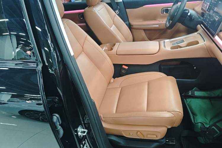 Used Leapmotor C16 2026 Extended-Range 280 LiDAR Zhizun Edition 6 Seats Right Front Seat