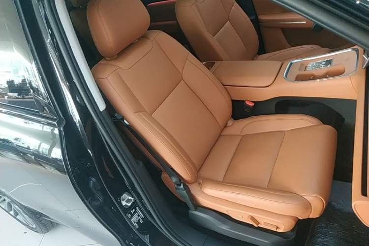Used Leapmotor C16 2026 Extended-Range 280 LiDAR Zhizun Edition 6 Seats Right Front Seat