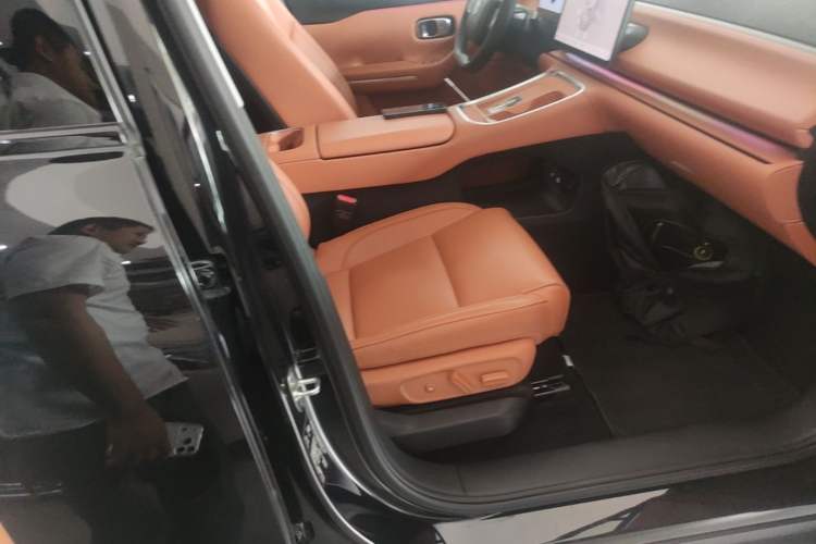 Used Leapmotor C16 2026 Extended-Range 280 LiDAR Zhizun Edition 6 Seats Right Front Seat