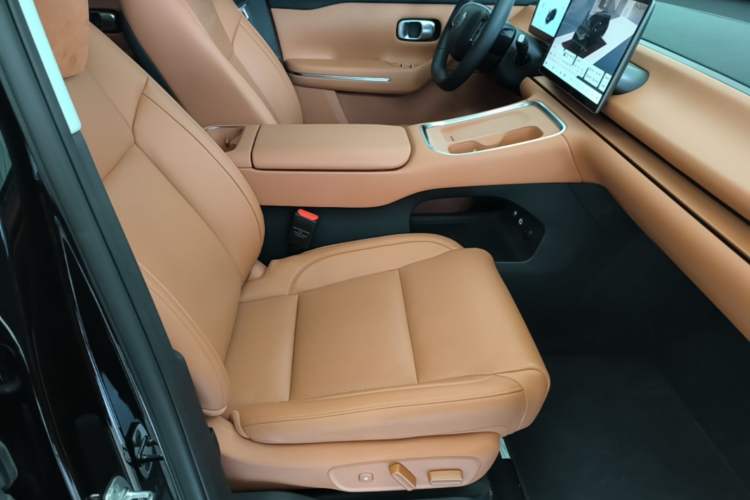 Used Leapmotor C16 2026 Extended-Range 280 LiDAR Zhizun Edition 6 Seats Right Front Seat