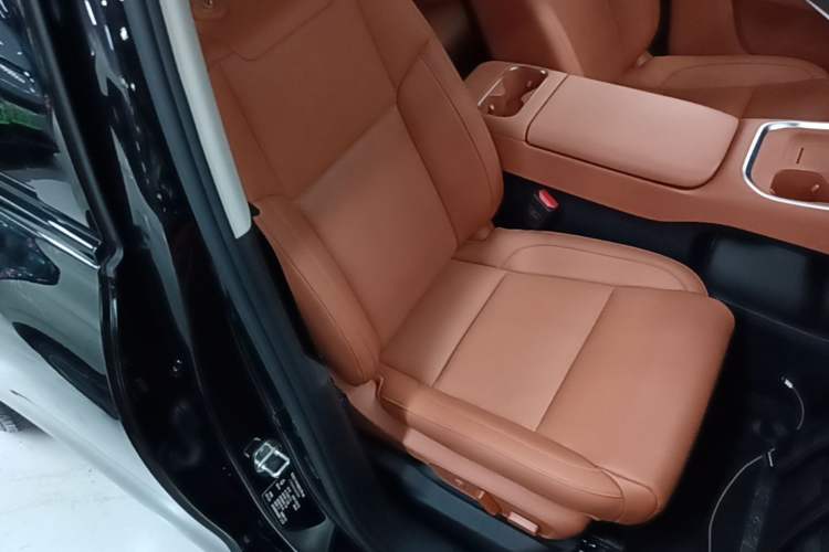 Used Leapmotor C16 2026 Extended-Range 280 LiDAR Zhizun Edition 6 Seats Right Front Seat