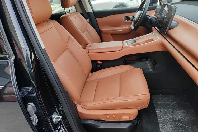 Used Leapmotor C16 2026 Extended-Range 280 LiDAR Zhizun Edition 6 Seats Right Front Seat