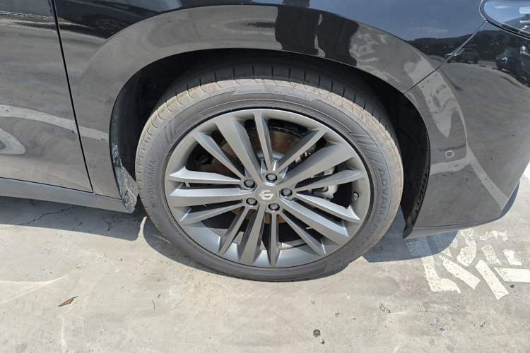 Used Leapmotor C16 2026 Extended-Range 280 LiDAR Zhizun Edition 6 Seats Right Front Wheel Hub