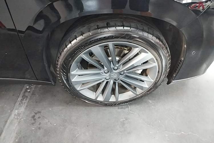 Used Leapmotor C16 2026 Extended-Range 280 LiDAR Zhizun Edition 6 Seats Right Front Wheel Hub