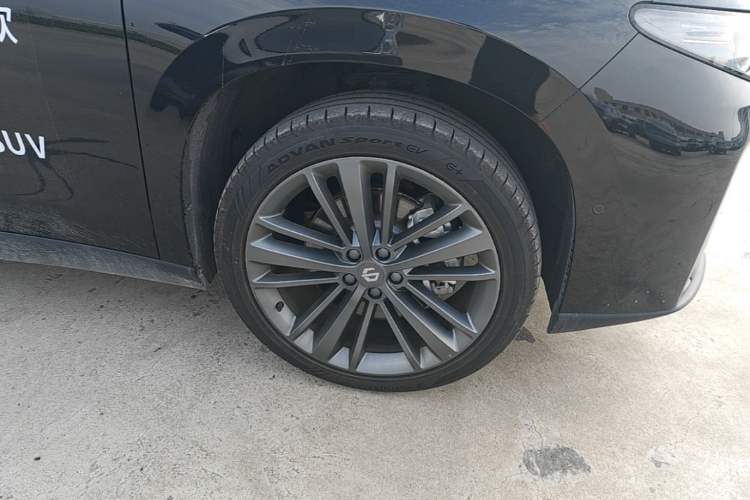 Used Leapmotor C16 2026 Extended-Range 280 LiDAR Zhizun Edition 6 Seats Right Front Wheel Hub