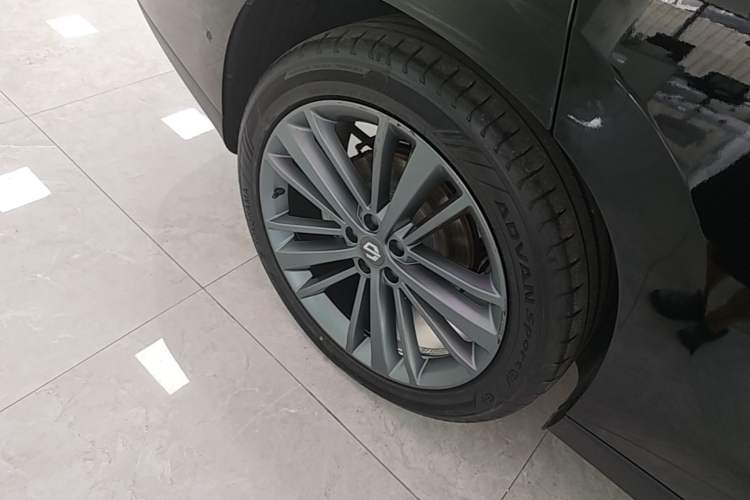 Used Leapmotor C16 2026 Extended-Range 280 LiDAR Zhizun Edition 6 Seats Right Rear Wheel Hub