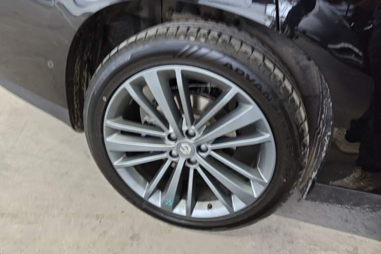 Used Leapmotor C16 2026 Extended-Range 280 LiDAR Zhizun Edition 6 Seats Right Rear Wheel Hub