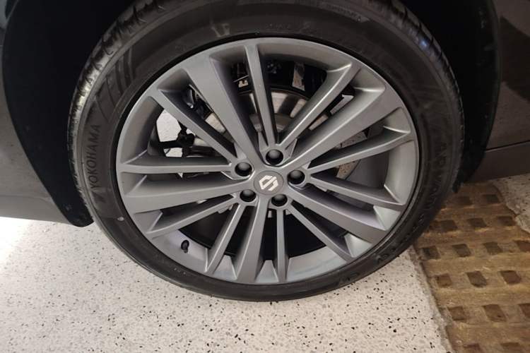 Used Leapmotor C16 2026 Extended-Range 280 LiDAR Zhizun Edition 6 Seats Right Rear Wheel Hub