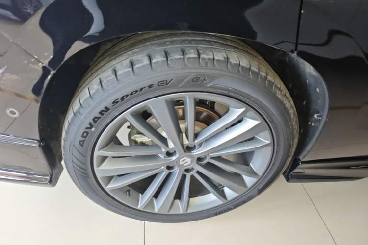 Used Leapmotor C16 2026 Extended-Range 280 LiDAR Zhizun Edition 6 Seats Right Rear Wheel Hub