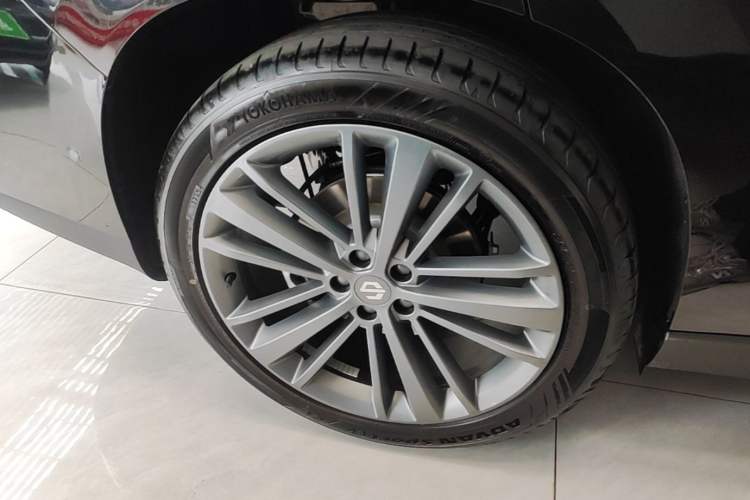 Used Leapmotor C16 2026 Extended-Range 280 LiDAR Zhizun Edition 6 Seats Right Rear Wheel Hub