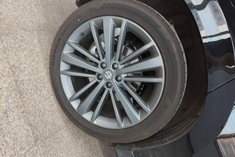 Used Leapmotor C16 2026 Extended-Range 280 LiDAR Zhizun Edition 6 Seats Right Rear Wheel Hub