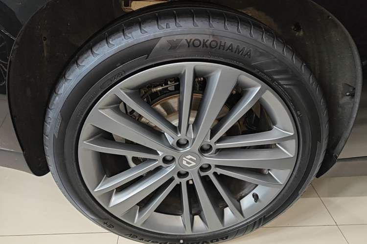 Used Leapmotor C16 2026 Extended-Range 280 LiDAR Zhizun Edition 6 Seats Right Rear Wheel Hub