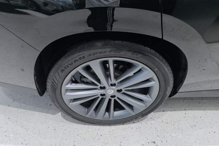 Used Leapmotor C16 2026 Extended-Range 280 LiDAR Zhizun Edition 6 Seats Right Rear Wheel Hub