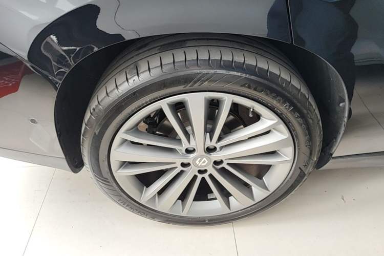 Used Leapmotor C16 2026 Extended-Range 280 LiDAR Zhizun Edition 6 Seats Right Rear Wheel Hub