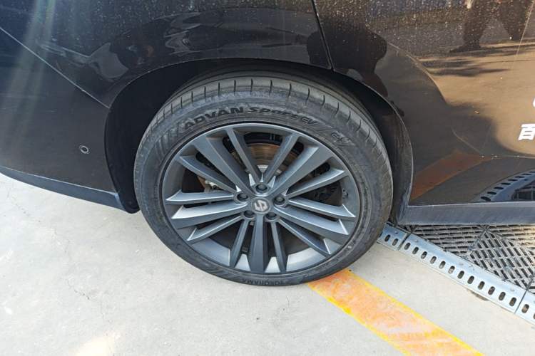 Used Leapmotor C16 2026 All-Electric 630 LiDAR Zhizun Edition 6 Seats Right Rear Wheel Hub
