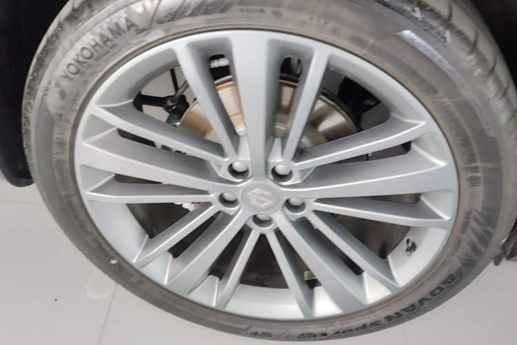 Used Leapmotor C16 2026 Extended-Range 280 LiDAR Zhizun Edition 6 Seats Right Rear Wheel Hub