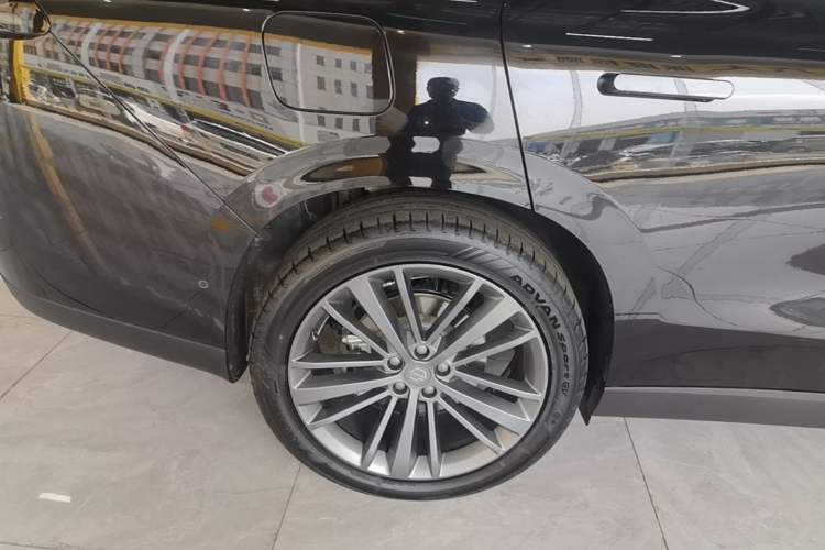 Used Leapmotor C16 2026 Extended-Range 280 LiDAR Zhizun Edition 6 Seats Right Rear Wheel Hub
