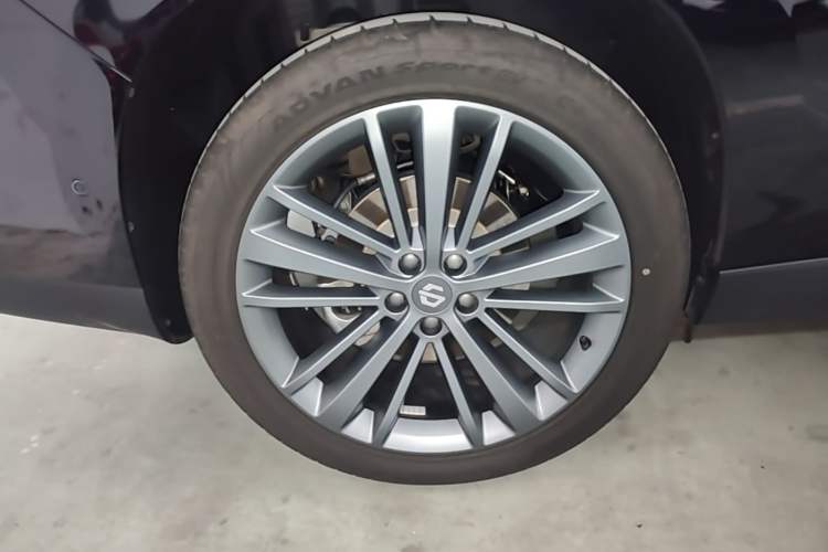 Used Leapmotor C16 2026 Extended-Range 280 LiDAR Zhizun Edition 6 Seats Right Rear Wheel Hub
