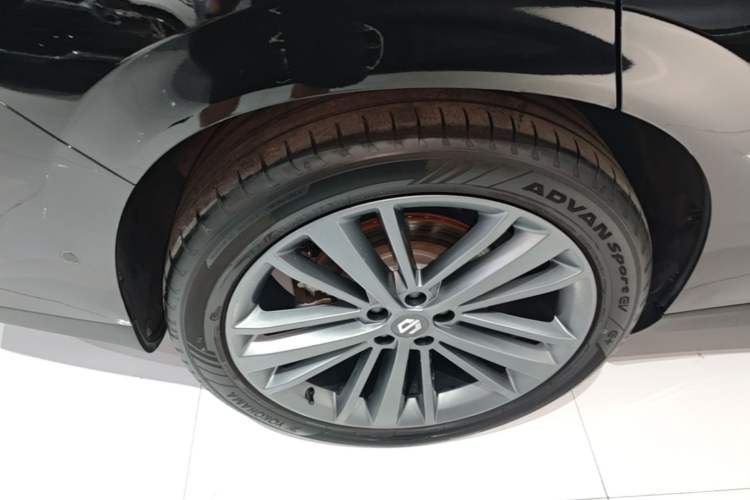Used Leapmotor C16 2026 Extended-Range 280 LiDAR Zhizun Edition 6 Seats Right Rear Wheel Hub