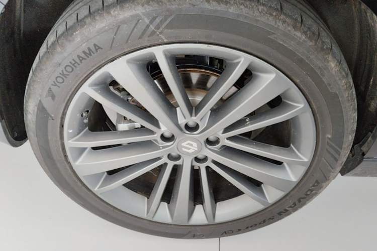 Used Leapmotor C16 2026 Extended-Range 280 LiDAR Zhizun Edition 6 Seats Right Rear Wheel Hub