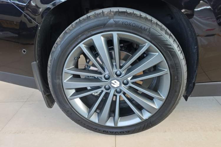 Used Leapmotor C16 2026 Extended-Range 280 LiDAR Zhizun Edition 5 Seats Right Rear Wheel Hub