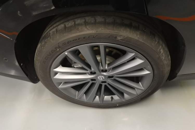 Used Leapmotor C16 2026 Extended-Range 280 LiDAR Zhizun Edition 6 Seats Right Rear Wheel Hub