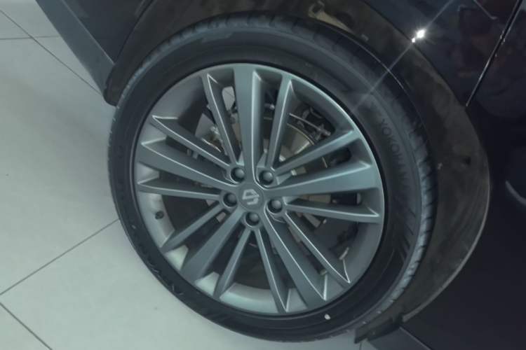 Used Leapmotor C16 2026 Extended-Range 280 LiDAR Zhizun Edition 6 Seats Right Rear Wheel Hub