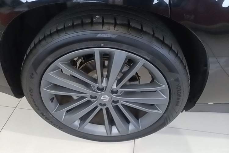 Used Leapmotor C16 2026 Extended-Range 280 LiDAR Zhizun Edition 6 Seats Right Rear Wheel Hub