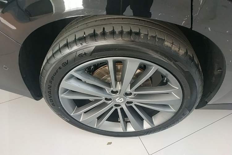 Used Leapmotor C16 2026 Extended-Range 280 LiDAR Zhizun Edition 6 Seats Right Rear Wheel Hub