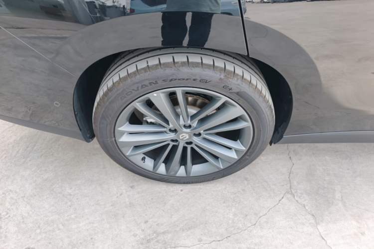 Used Leapmotor C16 2026 Extended-Range 280 LiDAR Zhizun Edition 6 Seats Right Rear Wheel Hub