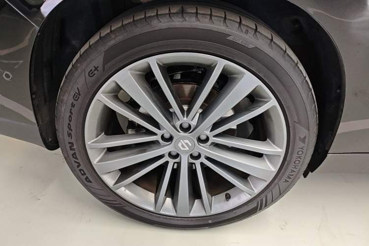 Used Leapmotor C16 2026 Extended-Range 280 LiDAR Zhizun Edition 6 Seats Right Rear Wheel Hub