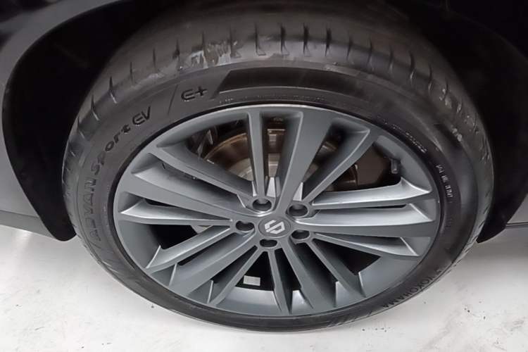 Used Leapmotor C16 2026 Extended-Range 280 LiDAR Zhizun Edition 6 Seats Right Rear Wheel Hub