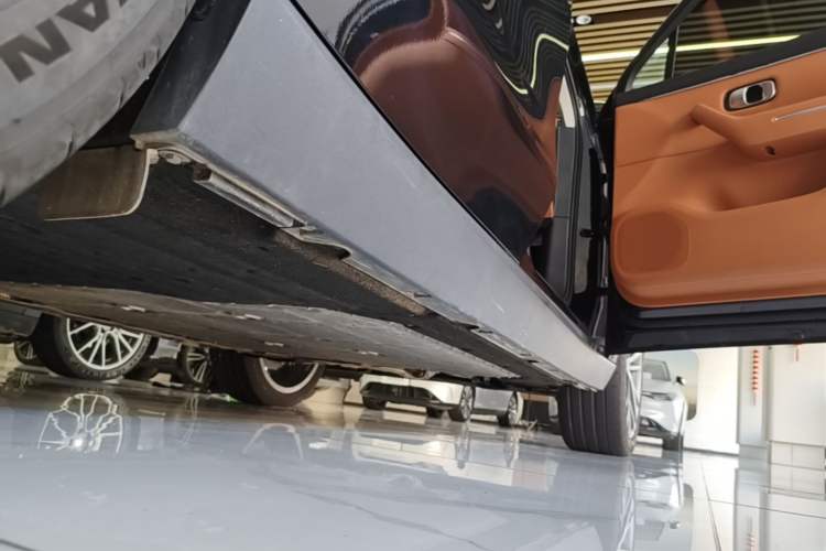 Used Leapmotor C16 2026 Extended-Range 280 LiDAR Zhizun Edition 6 Seats Right Side Sill