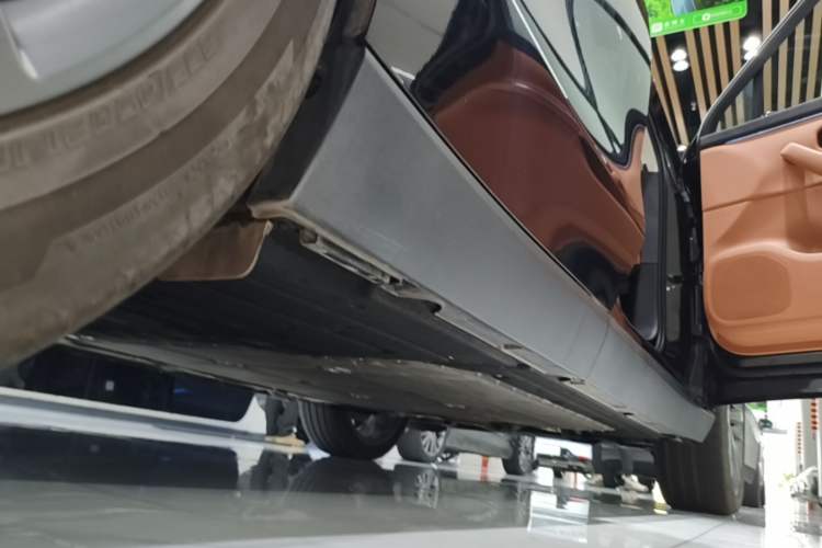 Used Leapmotor C16 2026 Extended-Range 280 LiDAR Zhizun Edition 6 Seats Right Side Sill