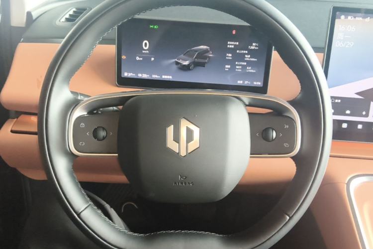 Used Leapmotor C16 2026 Extended-Range 280 LiDAR Zhizun Edition 6 Seats Steering Wheel