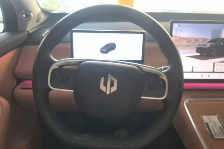 Used Leapmotor C16 2026 All-Electric 630 LiDAR Zhizun Edition 6 Seats Steering Wheel