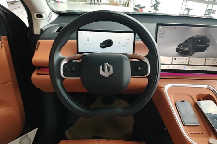 Used Leapmotor C16 2026 Extended-Range 280 LiDAR Zhizun Edition 6 Seats Steering Wheel
