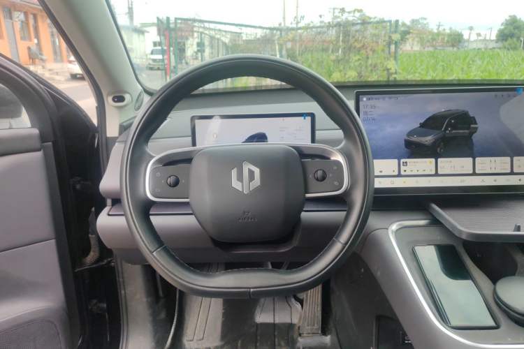Used Leapmotor C16 2026 Extended-Range 280 LiDAR Zhizun Edition 6 Seats Steering Wheel