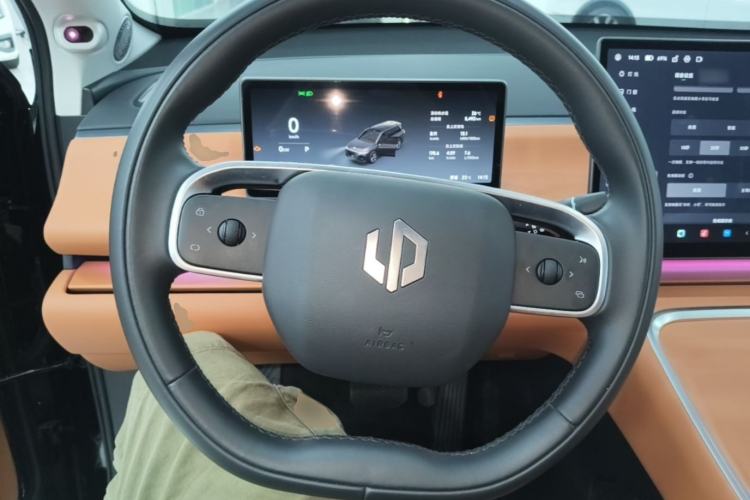 Used Leapmotor C16 2026 Extended-Range 280 LiDAR Zhizun Edition 6 Seats Steering Wheel