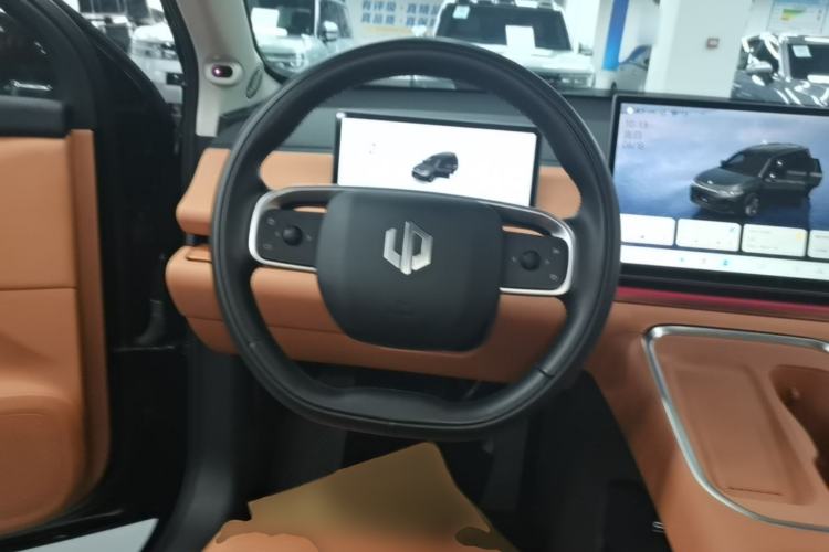 Used Leapmotor C16 2026 Extended-Range 280 LiDAR Zhizun Edition 6 Seats Steering Wheel