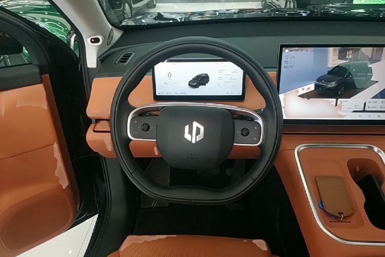 Used Leapmotor C16 2026 Extended-Range 280 LiDAR Zhizun Edition 6 Seats Steering Wheel