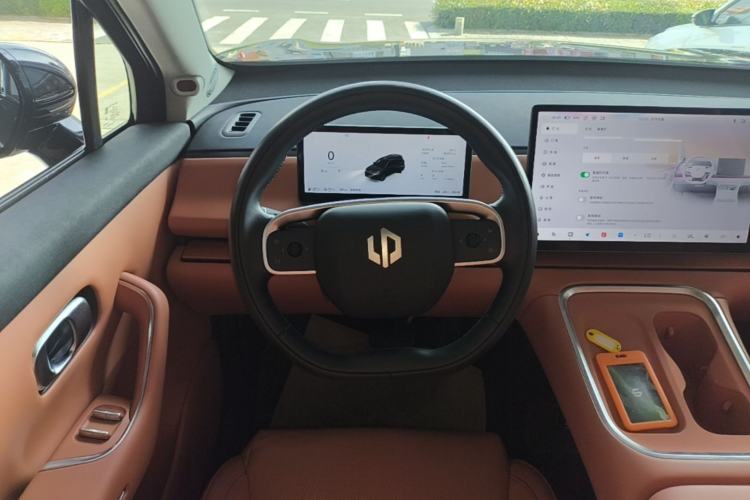 Used Leapmotor C16 2026 Extended-Range 280 LiDAR Zhizun Edition 6 Seats Steering Wheel