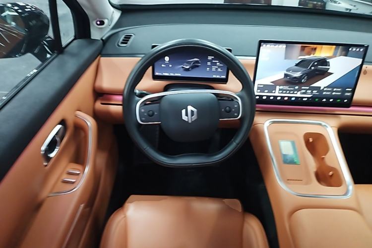 Used Leapmotor C16 2026 Extended-Range 280 LiDAR Zhizun Edition 6 Seats Steering Wheel